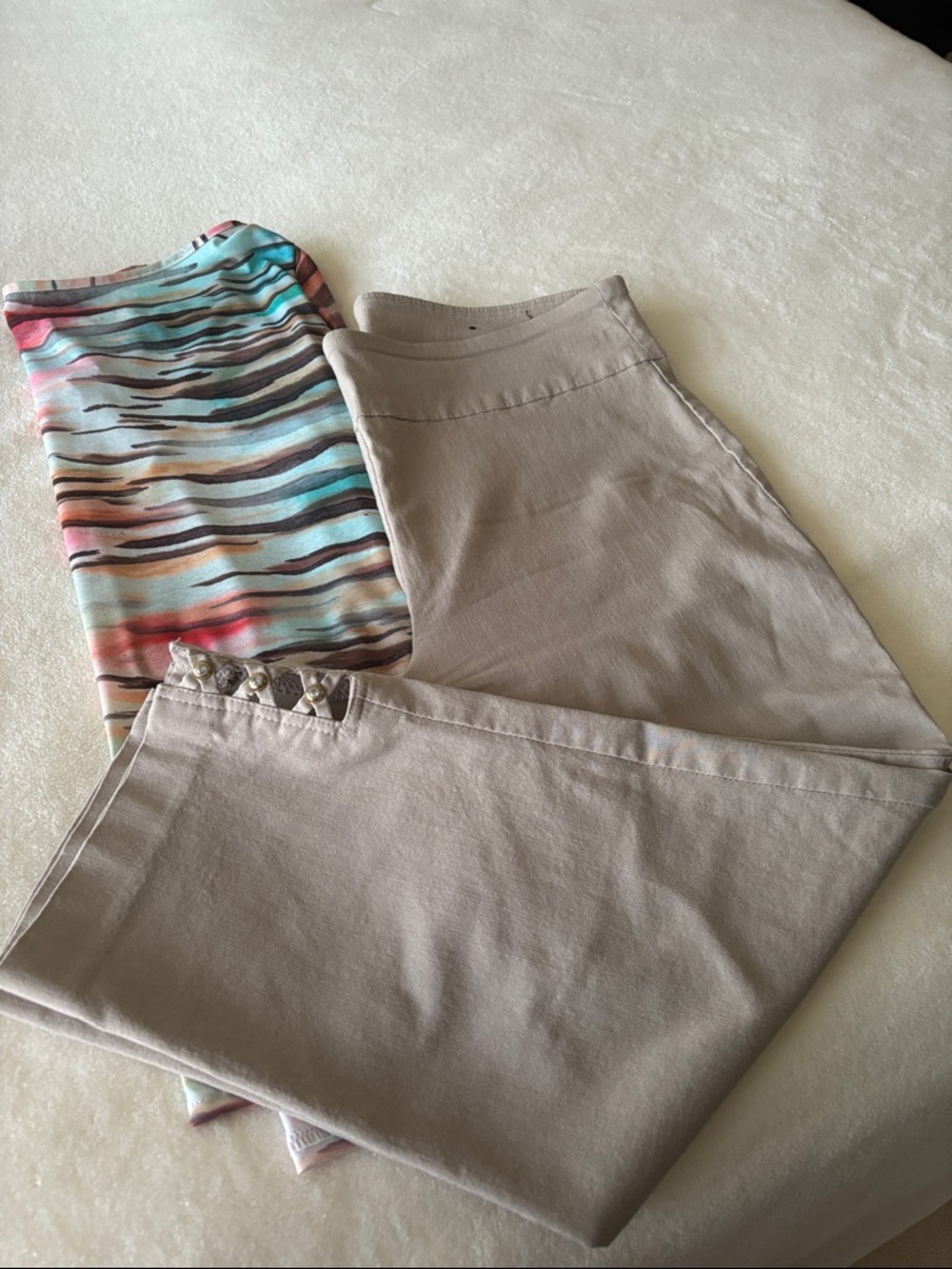 Two pieces
Attyre Beige Stretchy Pull-On Capris and Peck&Peck Top PETITE